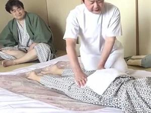[人妻]温泉旅行にきている熟年夫婦の寝取らせプレイ！温泉旅館でおじさん整体師に愛する妻をマッサージさせて抱かせ寝取らせる変態旦那