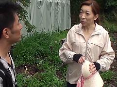 [おばさん]＜熟女ナンパ＞「子供産んでからしてないかもしれない」肩もみマッサージから発情させられる農家の熟妻、激イキ中出しファック