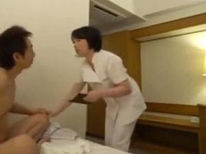 [熟女]ホテルの出張マッサージで来たおばちゃん整体師を口説き落として1発ヤらせてもらう！断り切れずに中出しされるぽっちゃり