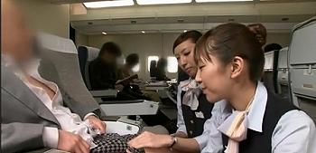 [エロ動画]【エッチな機内サービス】スレンダーでセクシーなCAさんたちが、寝ている乗客に激しい手コキで抜いちゃう！