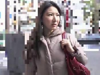 [巨乳]【熟女ナンパ】マッサージ器モニターと騙しGETした清楚人妻！電マ責めの快感になし崩し不倫してしまう淫乱ビッチエロ浮気妻！