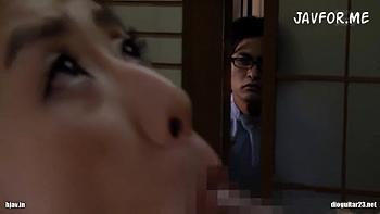 [マッサージ]【宮下華奈】指圧師の妻が・・客の巨根を咥え込んで、激しい不倫プレイ！覗いた旦那は興奮、絶対許せない中出し本番！