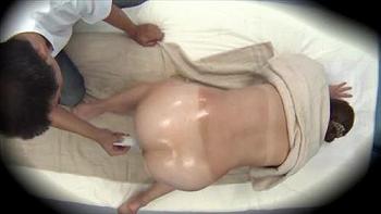 [責め]美しい女性、マッサージ師。お客様は興奮し、彼女の美しい胸を触りたがる