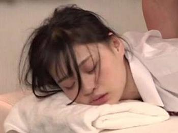 [無料AV動画]【美少女】痴漢マッサージ施術で流さレイプの制服着衣セックスして激エロSSR級の美少女やギャルのJKたちがエロエロ！